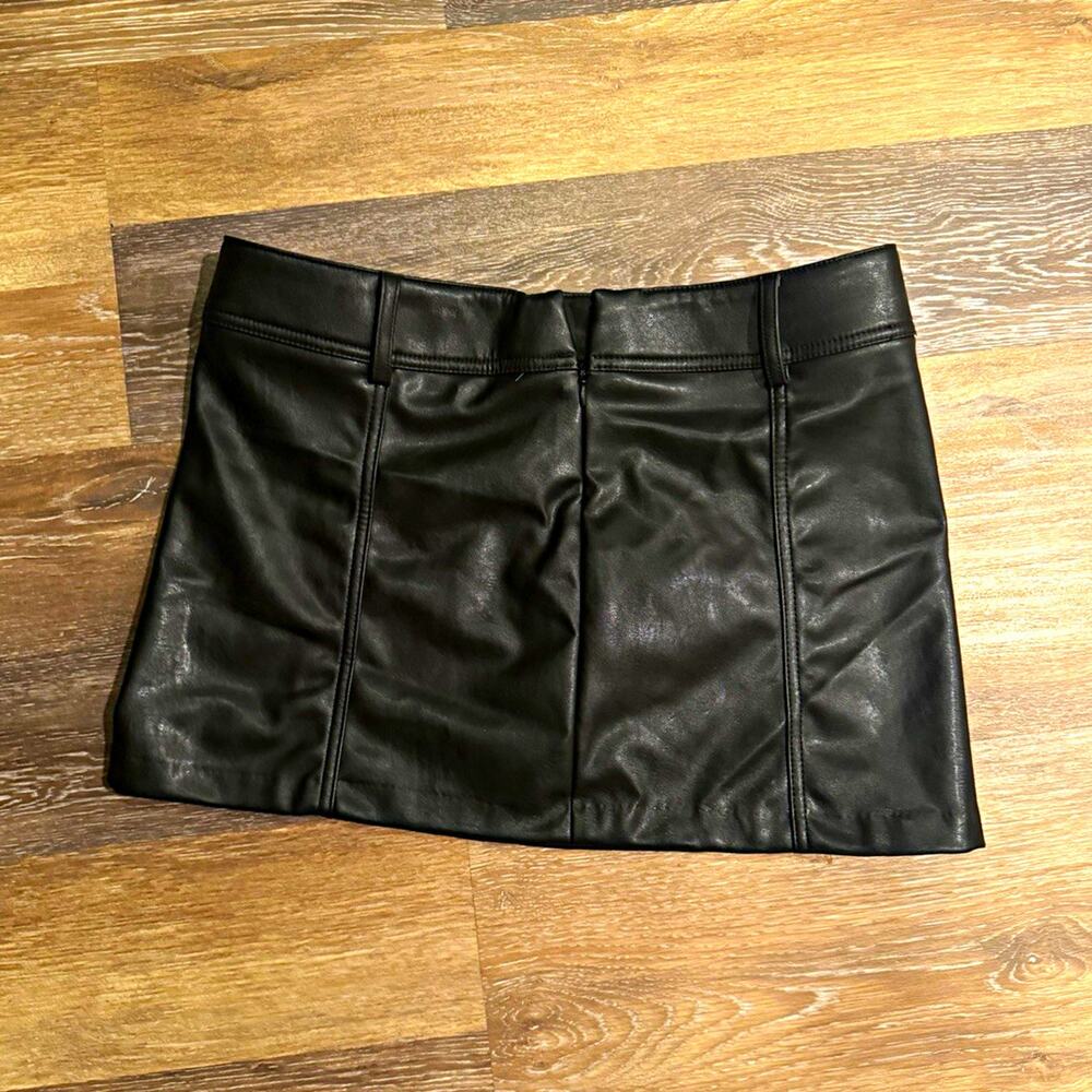 H&M Black Solid Faux Leather Mini Skirt Womens Size 10 Regular Zip Zipper